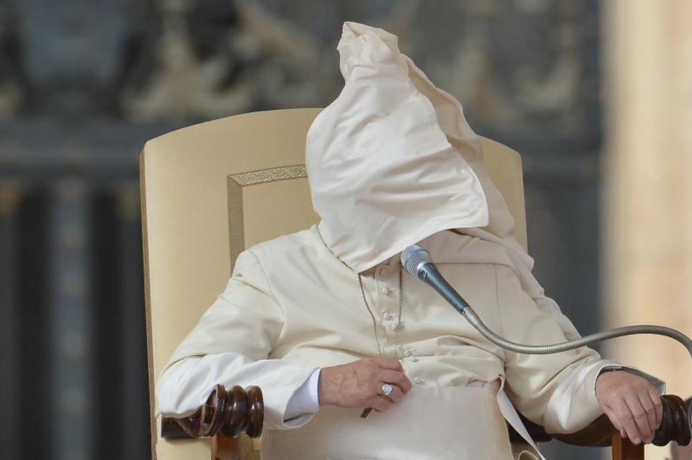 Papa Francisco lucha contra el viento en Plaza de San Pedro (FOTOS)