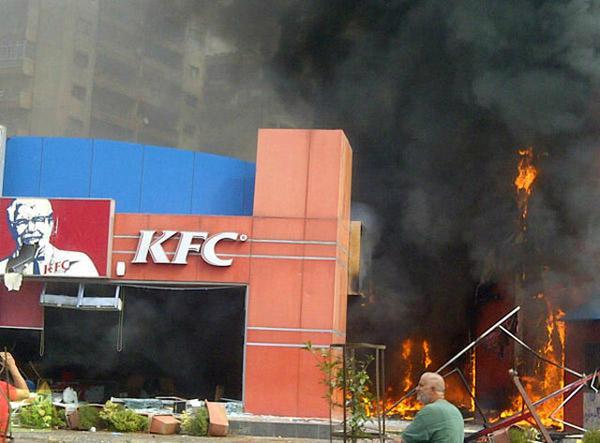 Musulmanes libaneses queman KFC en protestas religiosas