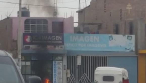 ​Desde WhatsApp: Vándalos queman recipiente con gasolina frente a hospital de Ica