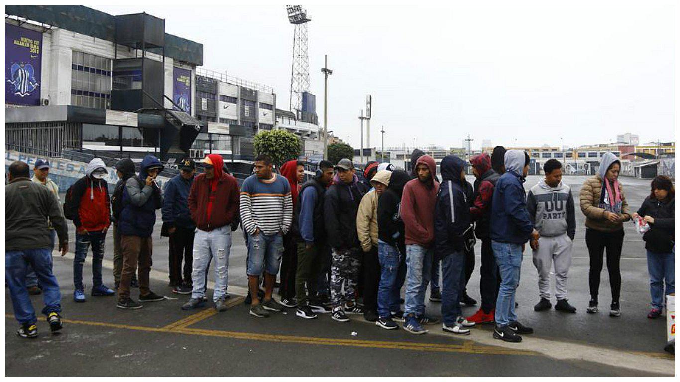 ​Dan desayunos a hinchas blanquiazules que pernoctan en Matute